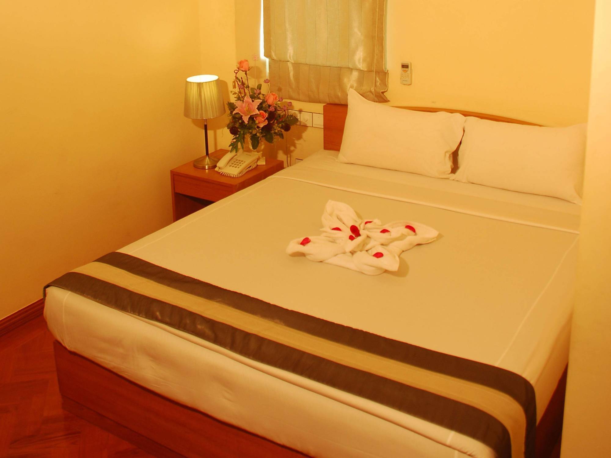 Pleasure View Hotel Янгон Екстер'єр фото