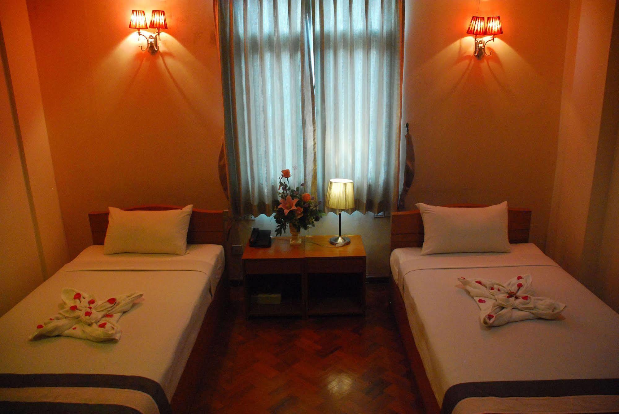 Pleasure View Hotel Янгон Екстер'єр фото