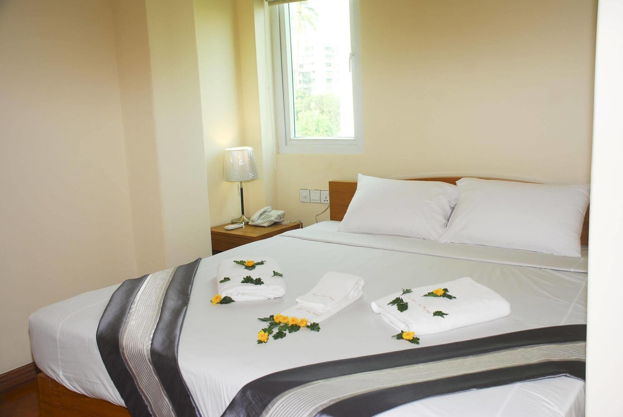 Pleasure View Hotel Янгон Екстер'єр фото