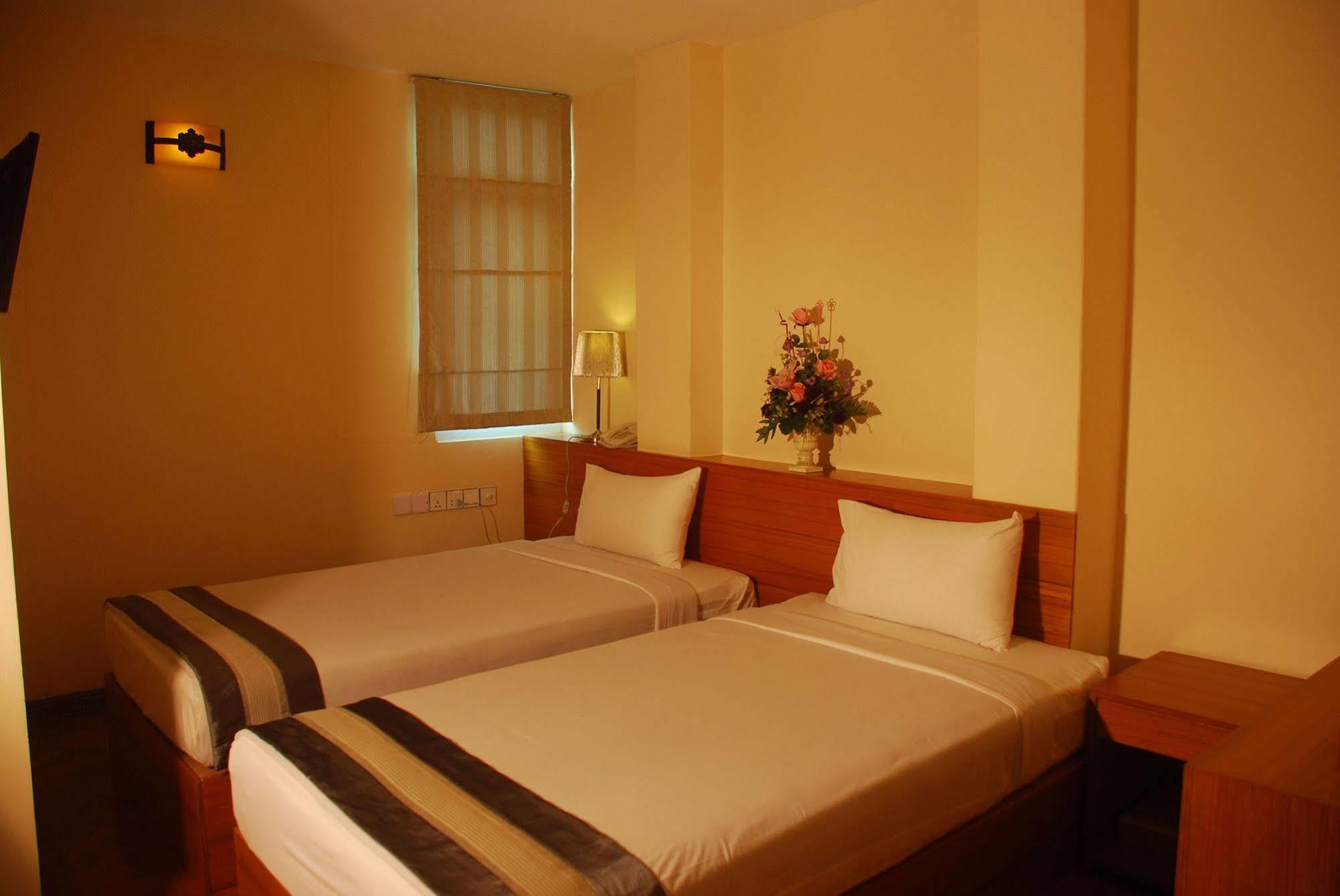 Pleasure View Hotel Янгон Екстер'єр фото
