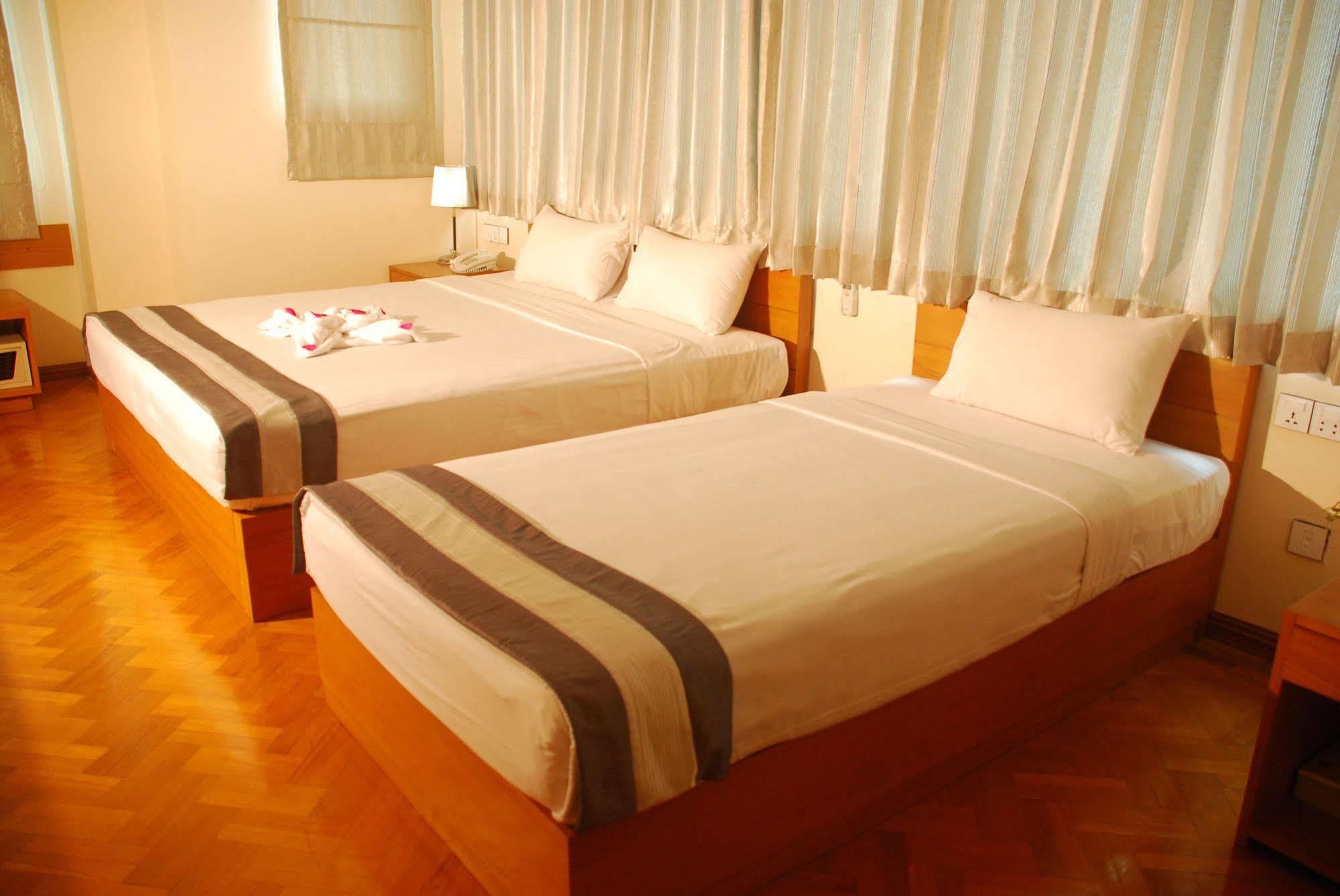 Pleasure View Hotel Янгон Екстер'єр фото