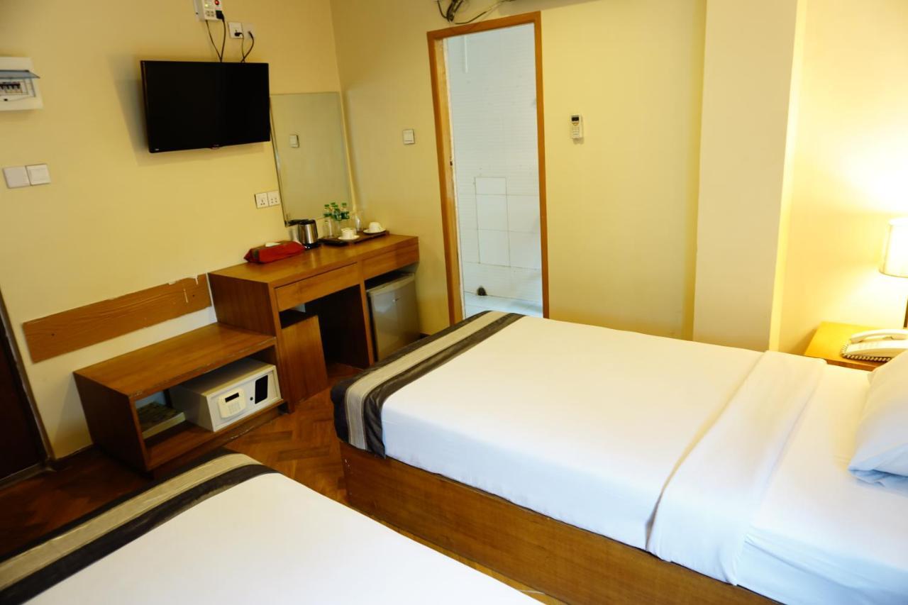 Pleasure View Hotel Янгон Екстер'єр фото